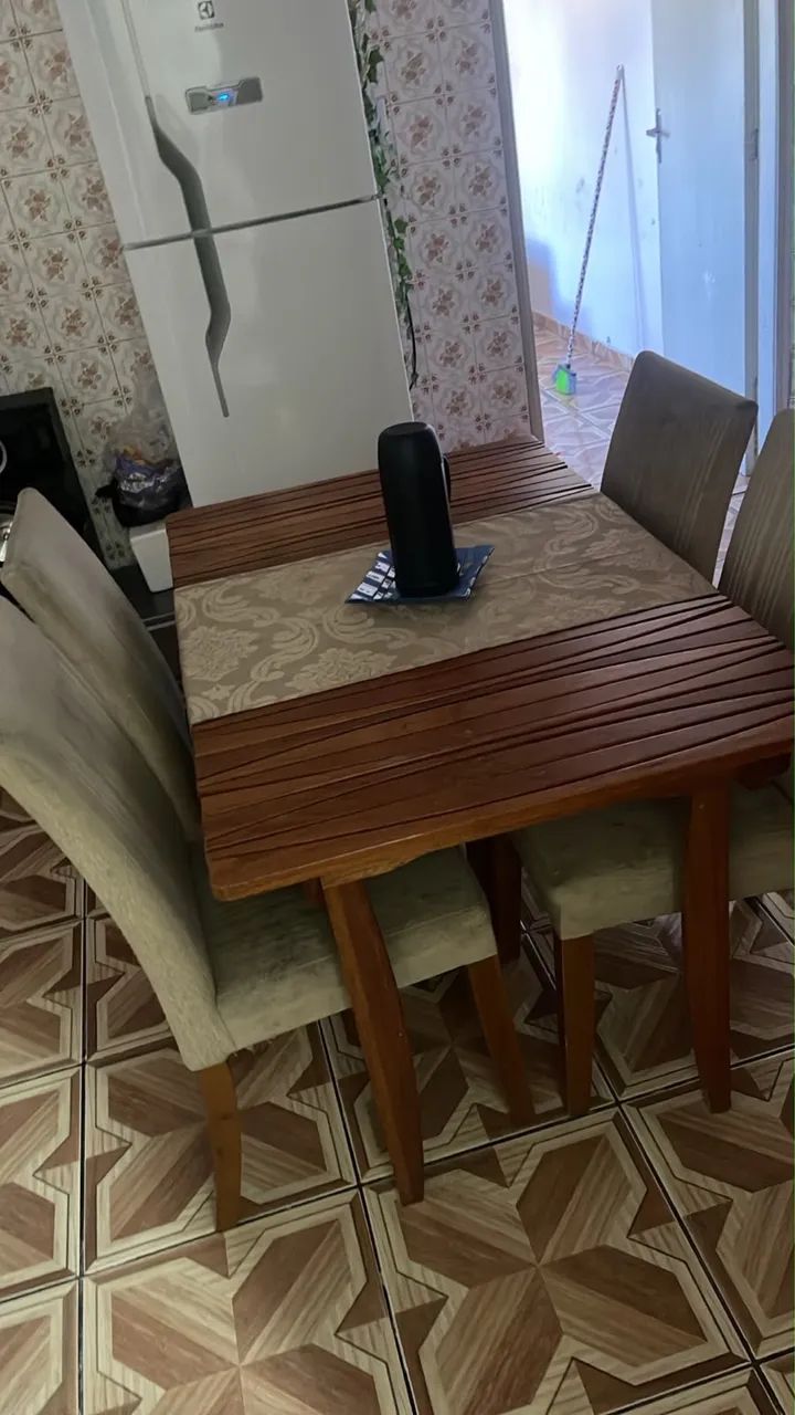 Vende se mesa de 4 lugares 