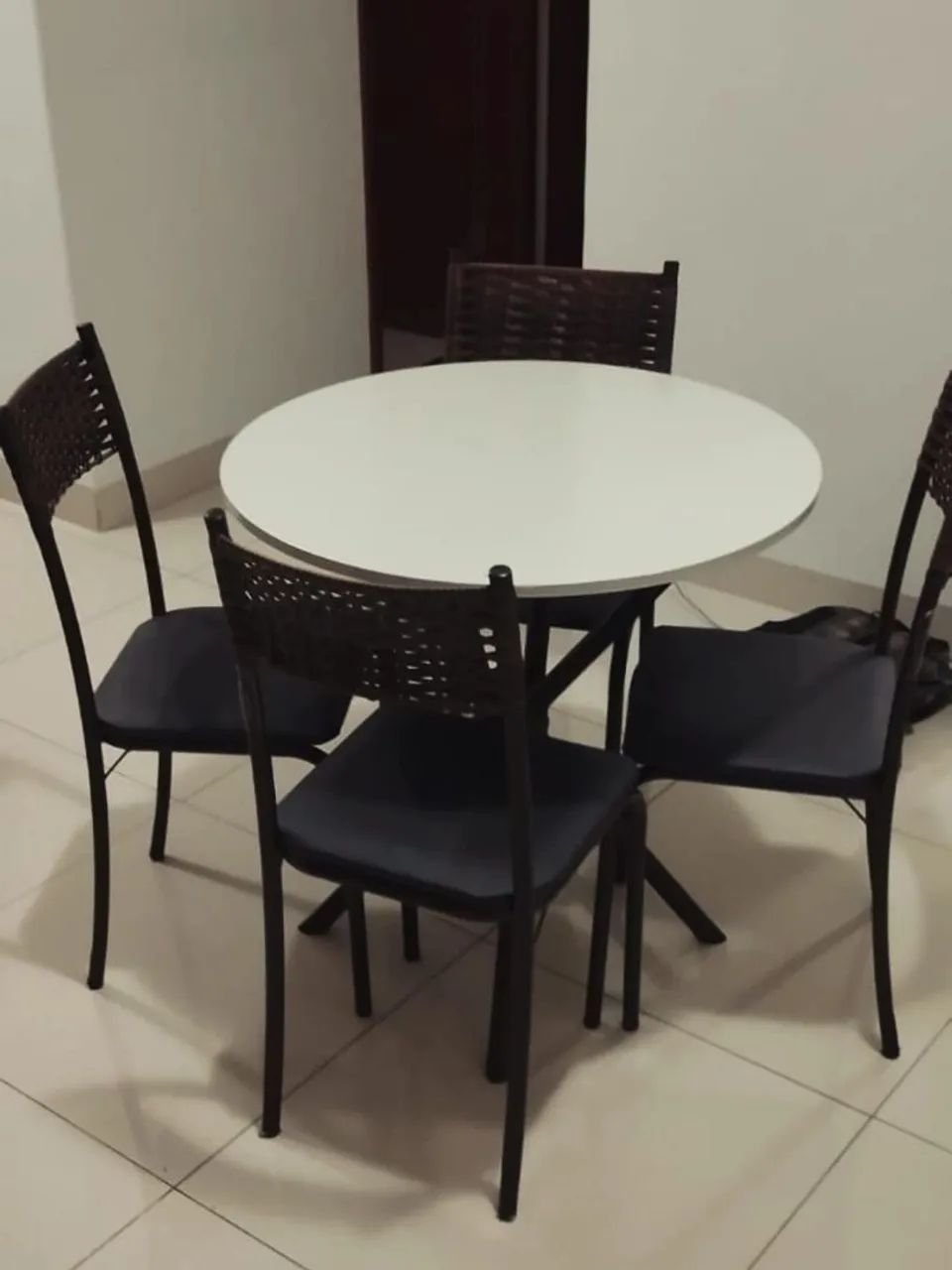 Conjunto Mesa de Pedra 4 Cadeiras Novas - Foto 3