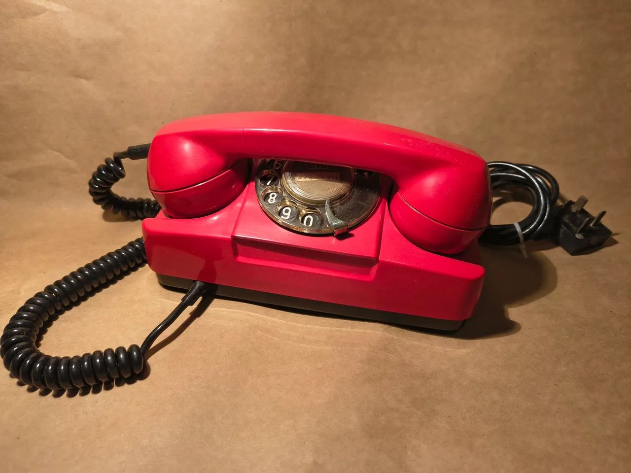 Telefone vermelho! Aparentemente de 1981