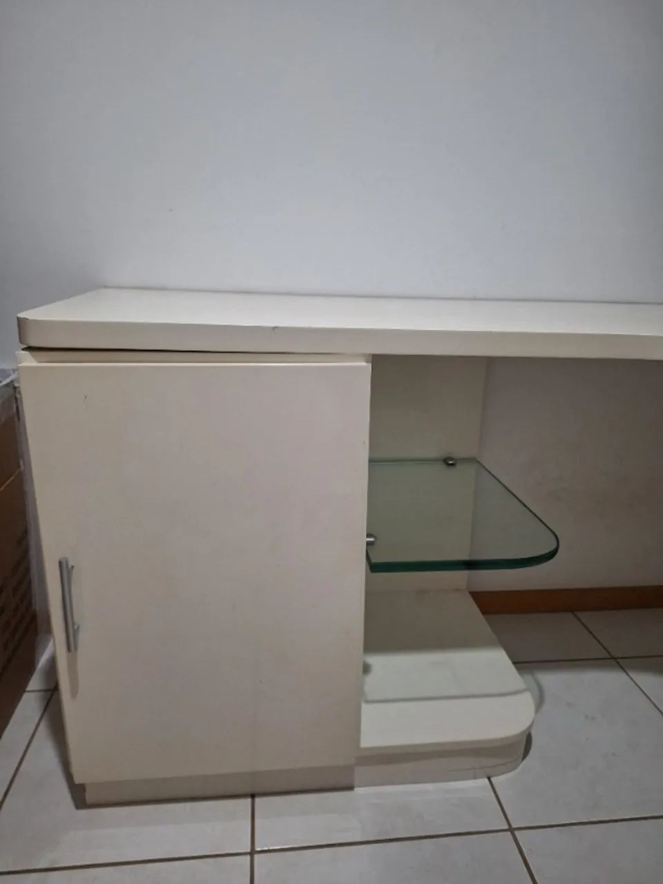 Bancada branca de madeira, formato em L, com armário integrado - Foto 2