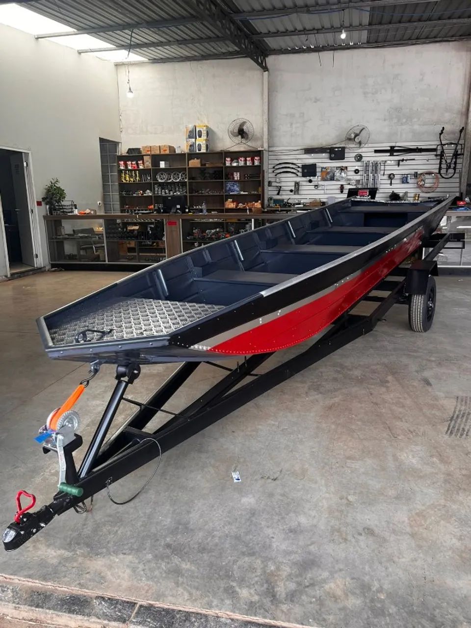 Canoa Soldada Modelo Ágil com Boa Resposta na Água - A partir de 7.990,00 - Foto 2