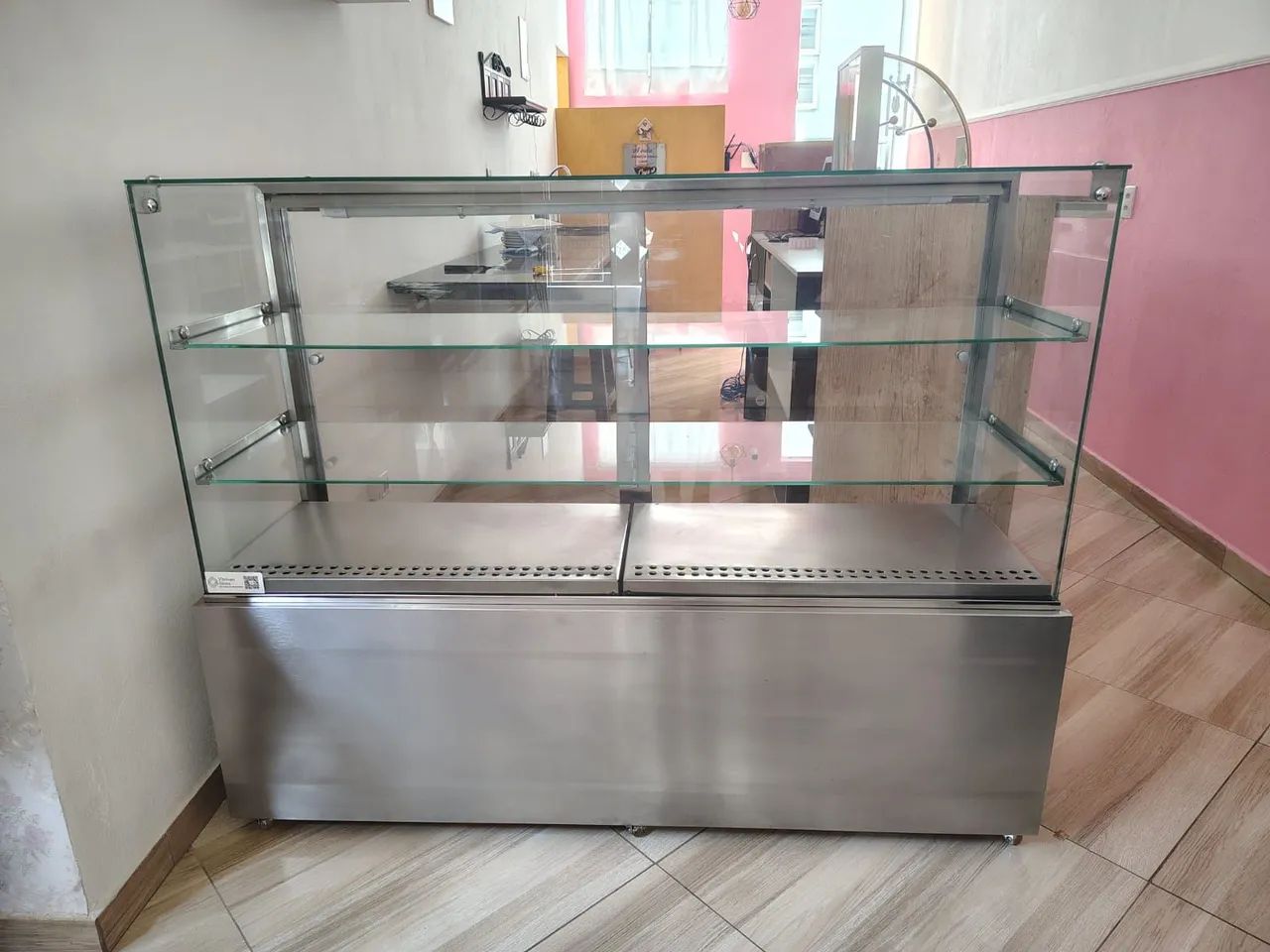 Expositora refrigerada para doces e bolos