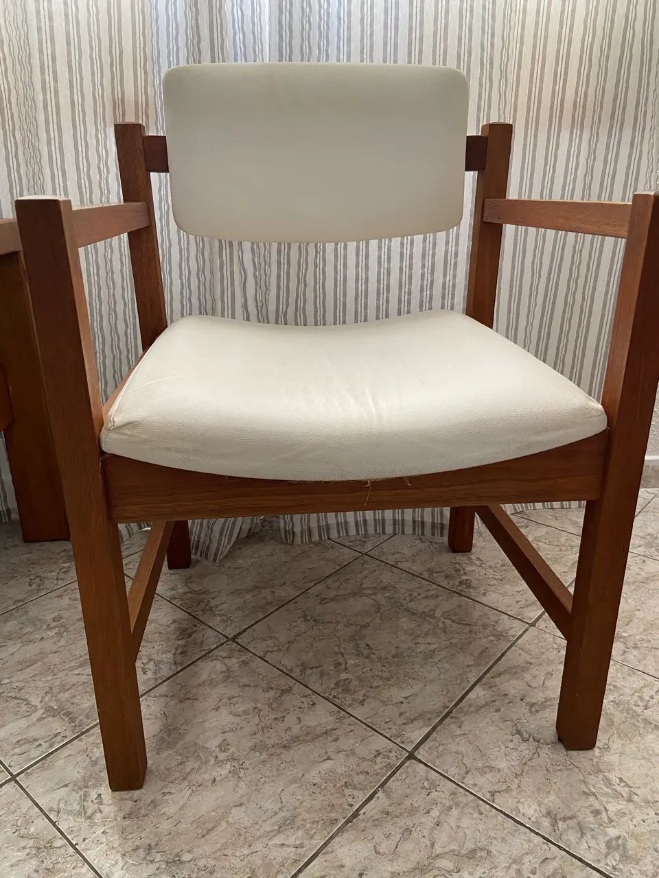 Poltrona Madeira maciça e corino branco  - Foto 2
