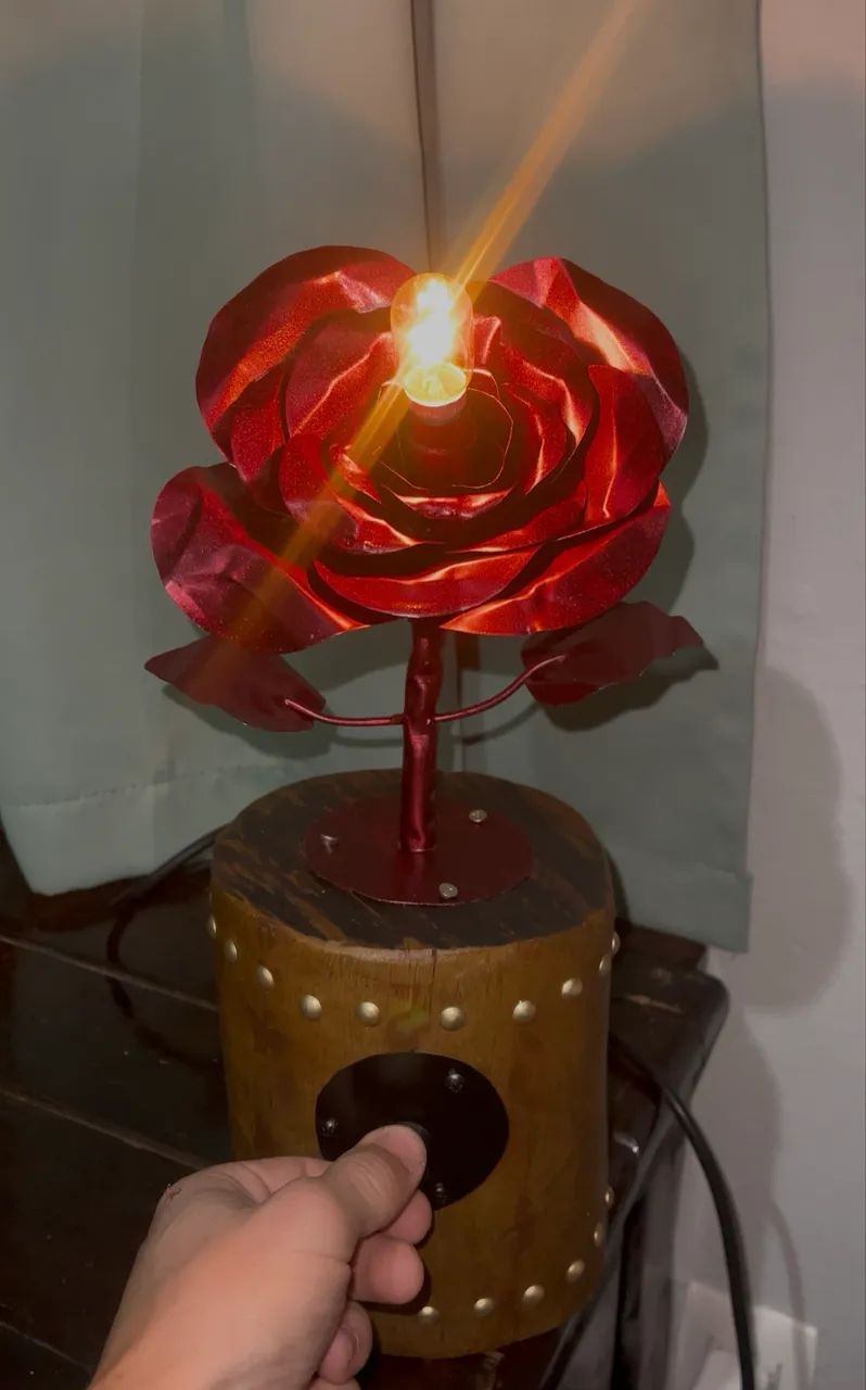 Luminária artesanal rosa de ferro