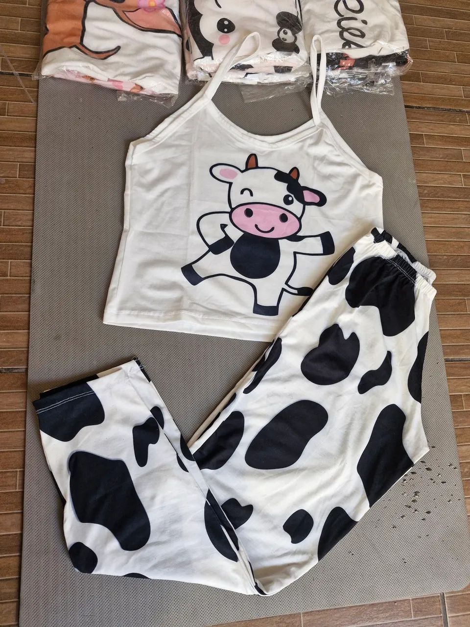 Lote com 39 Pijamas Femininos Novos e Variados - Foto 4