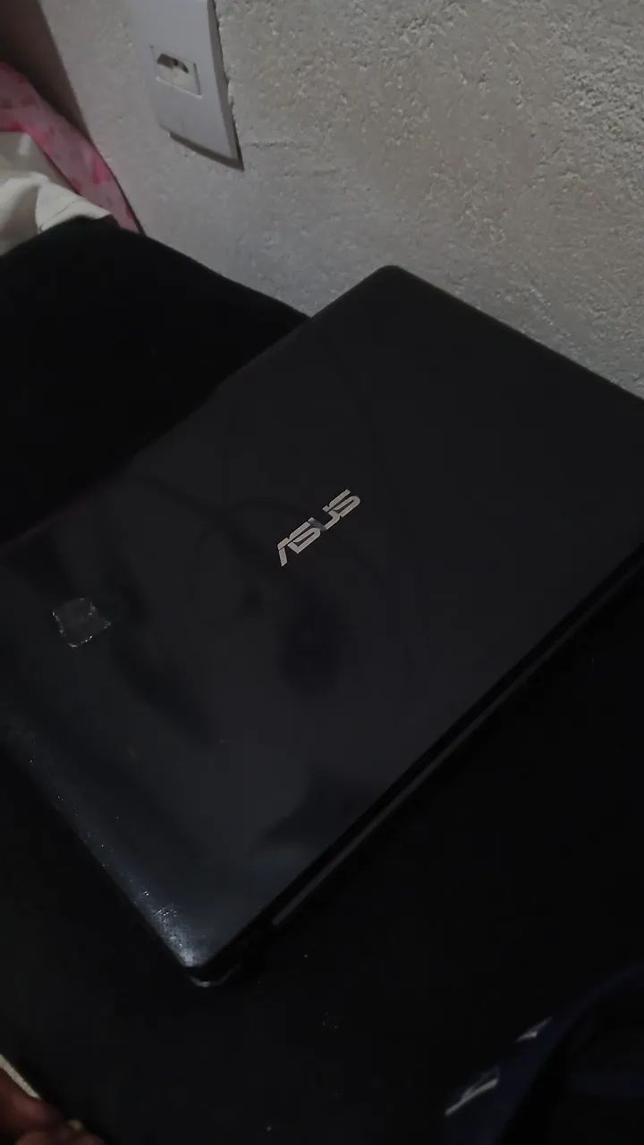 notebook com a tela quebrada 