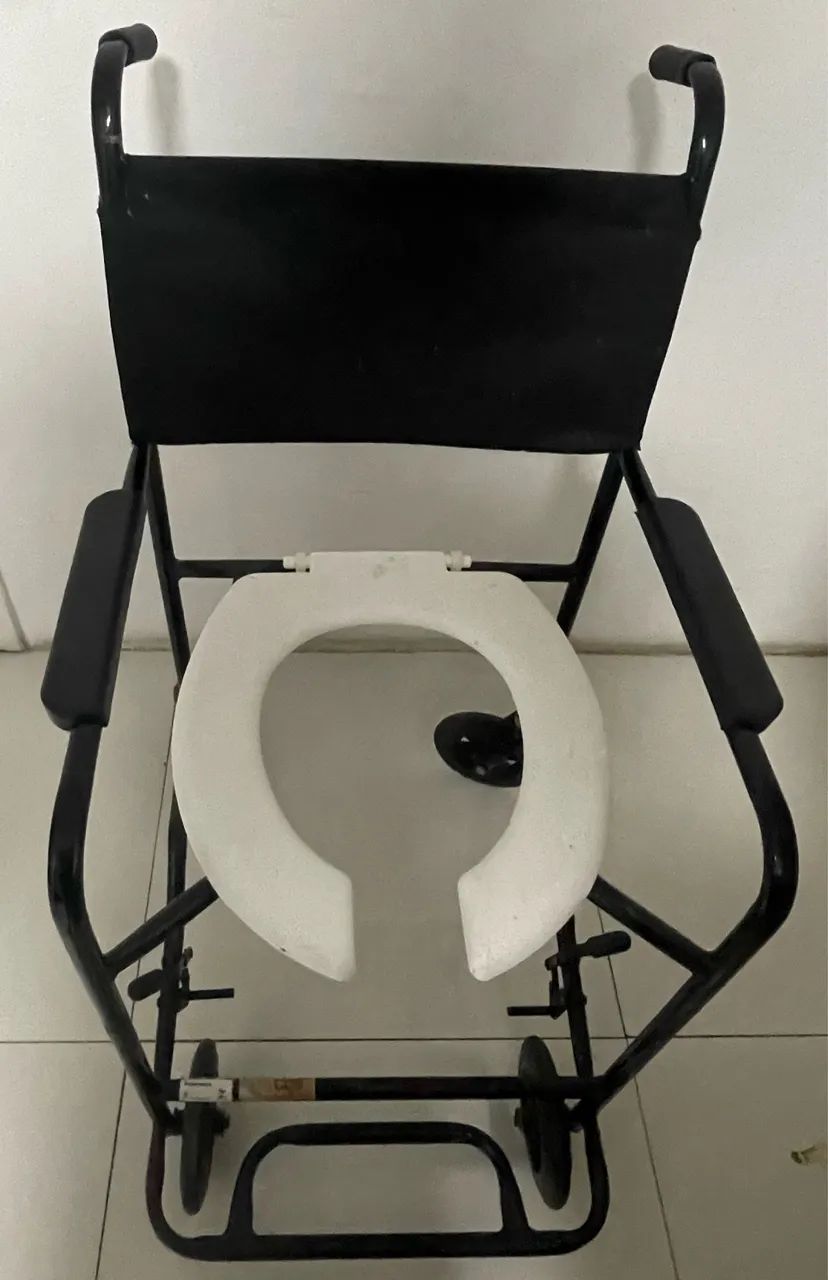 Cadeira de Banho com Rodas - Resistente e em Bom Estado - R$ 150 - Foto 2