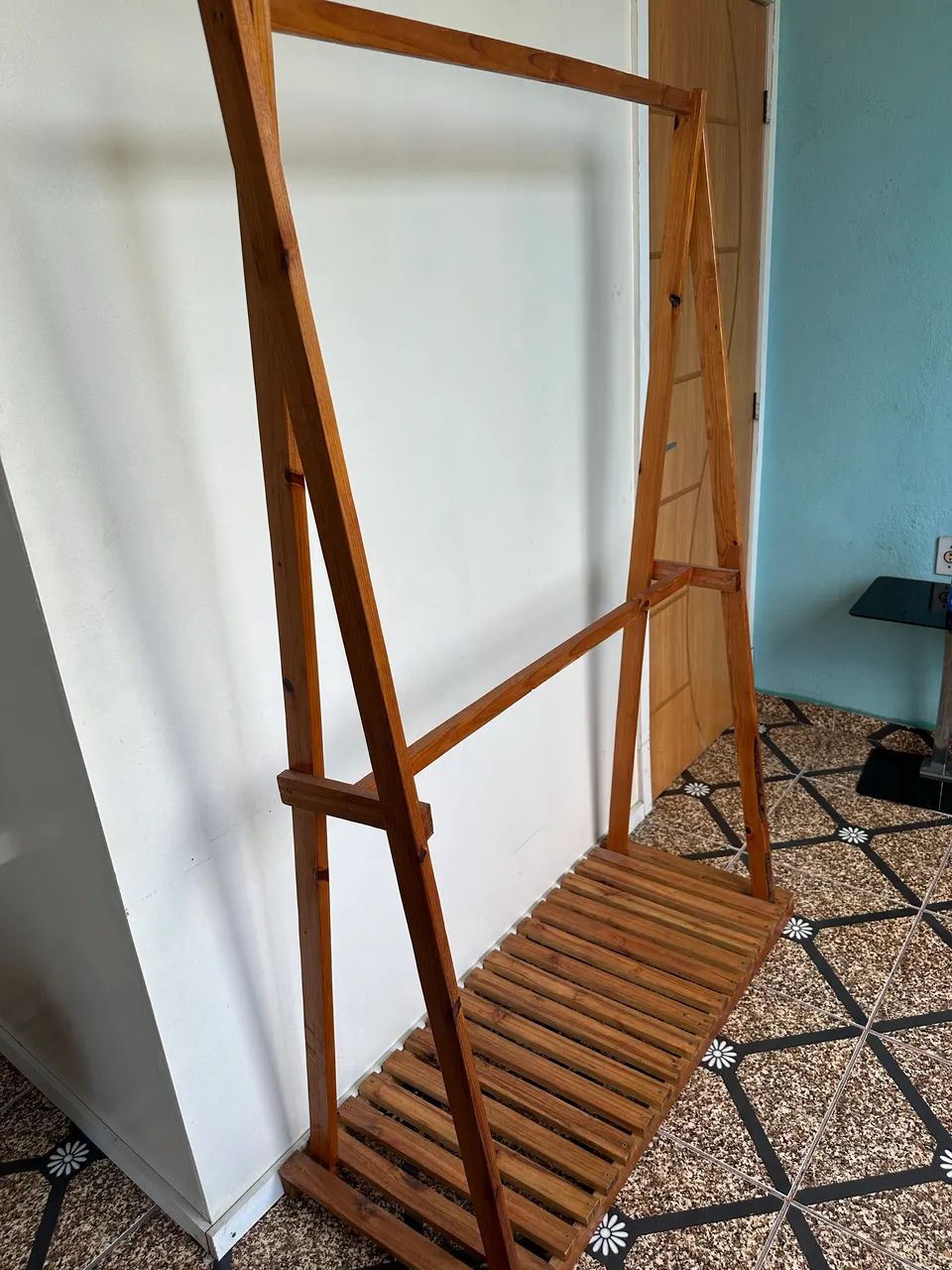 Arara para roupa de madeira