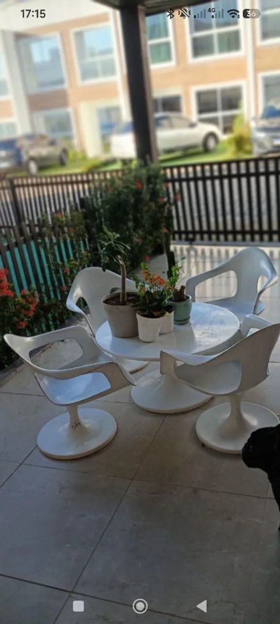 Mesa com 4 cadeiras de fibra vidro