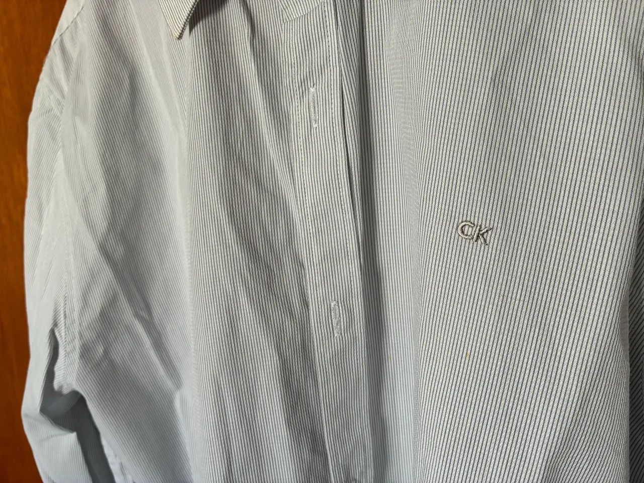 Camisa Calvin Klein tam 4 - Foto 3
