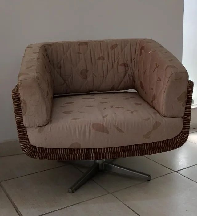 Poltrona estofada com detalhes em vime e base giratória