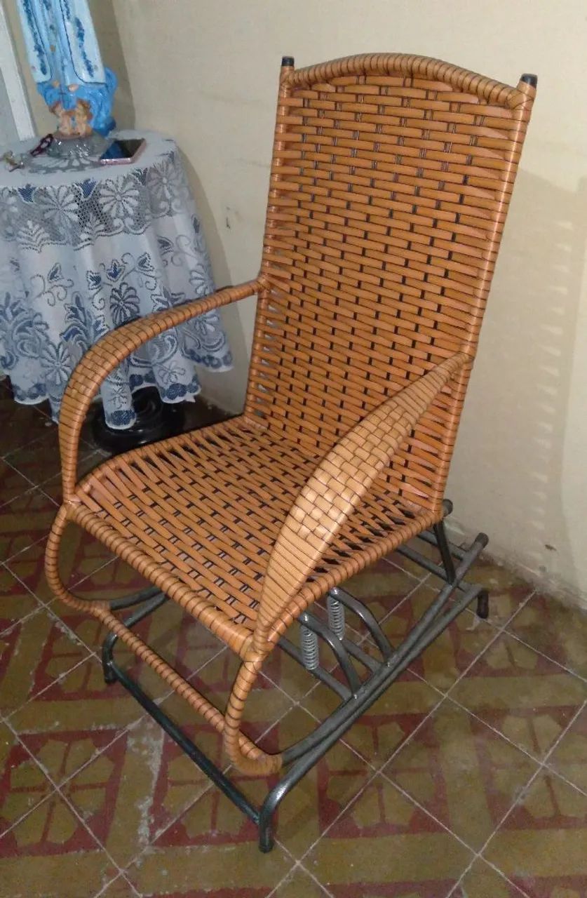 Vendo Cadeira de Balanço com 04 molas reforçadas. - Foto 2