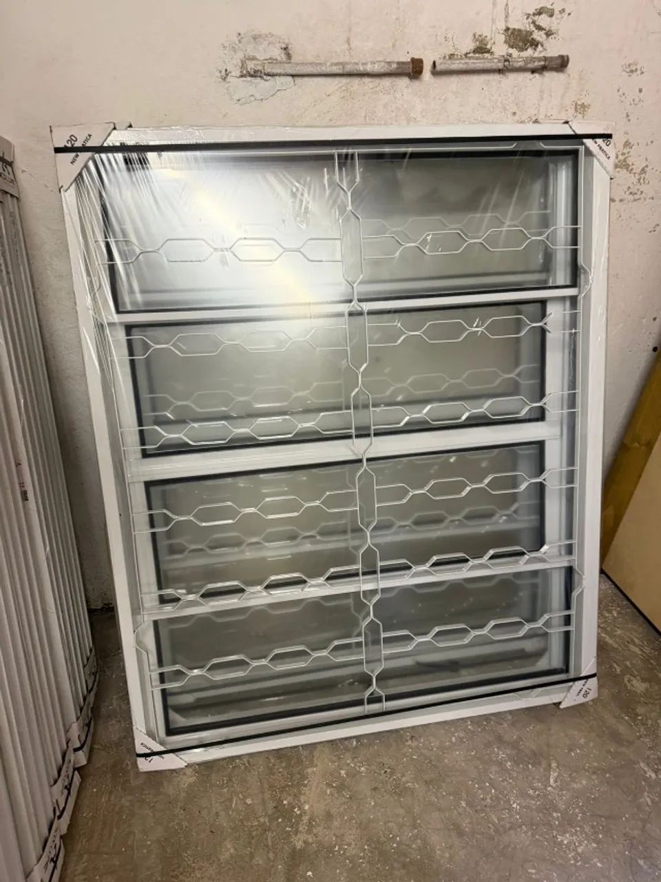 Vitro 100x120 de aço branco com grade 