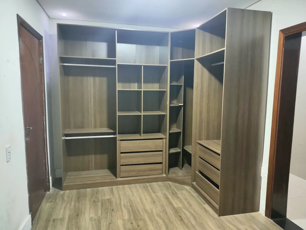 Guarda-roupa modulado/planejado de canto em MDF