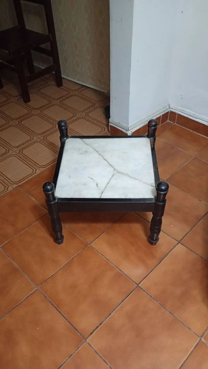 Mesinha de centro de madeira maciça com mármore trincado antigo
