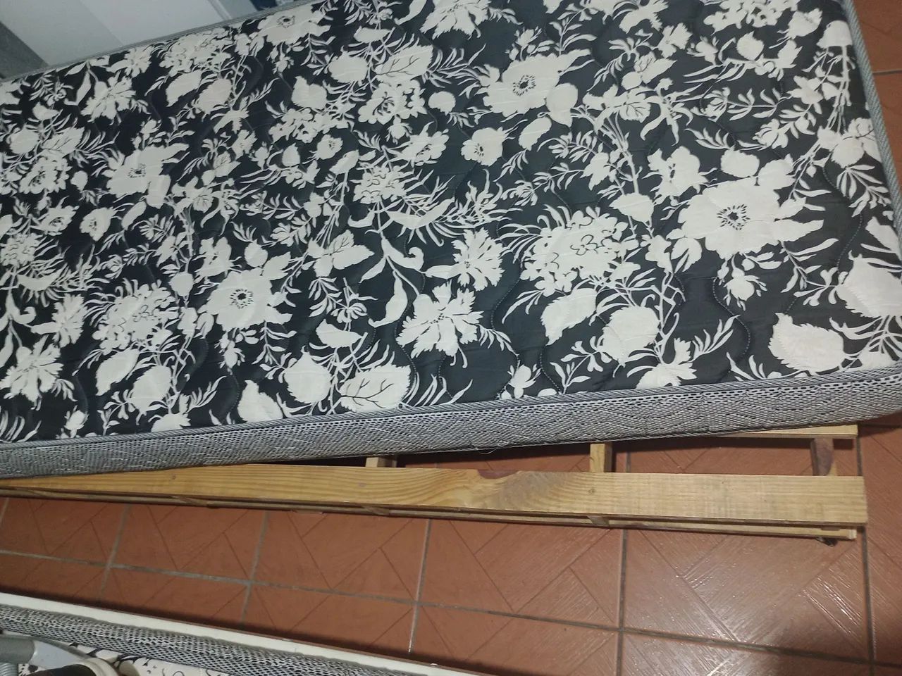 Base de palet e colchão solteiro 