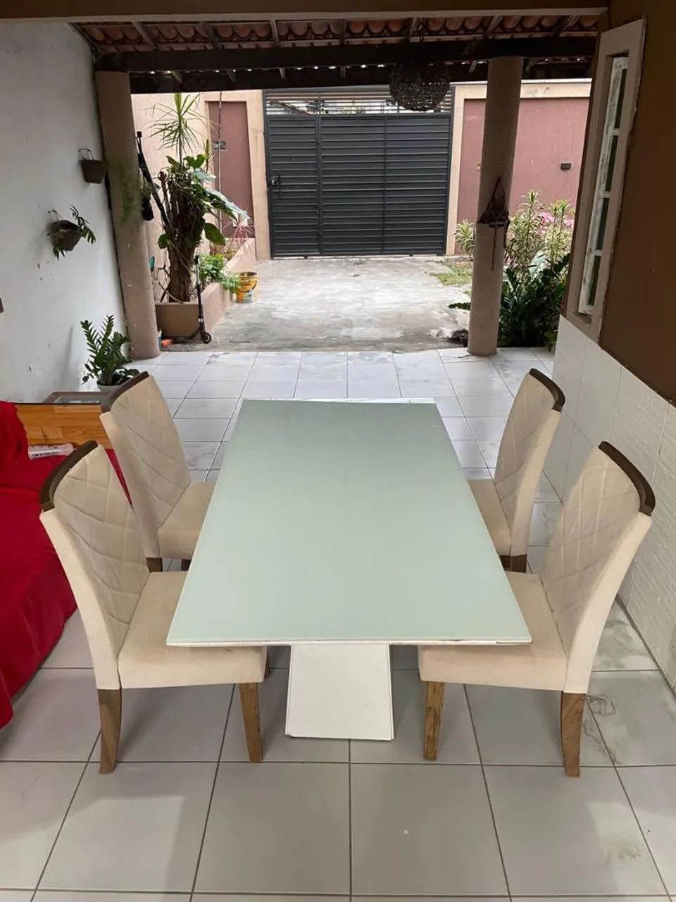 Mesa com vidro e cadeiras 