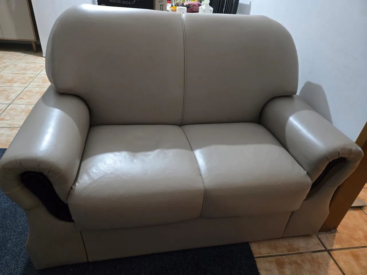Vendo sofá dois lugares de courino - Foto 5