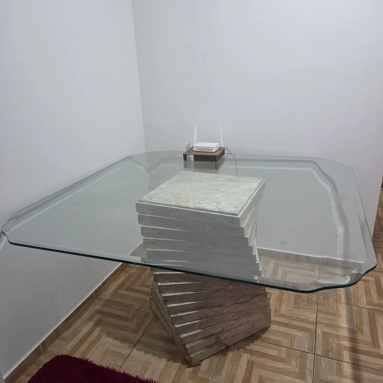 Mesa de vidro com base mármore torcido