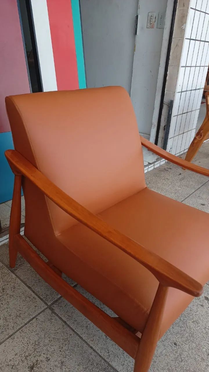 Poltrona de Design Mid-Century (Madeira Maciça e Courino Caramelo) - Foto 2