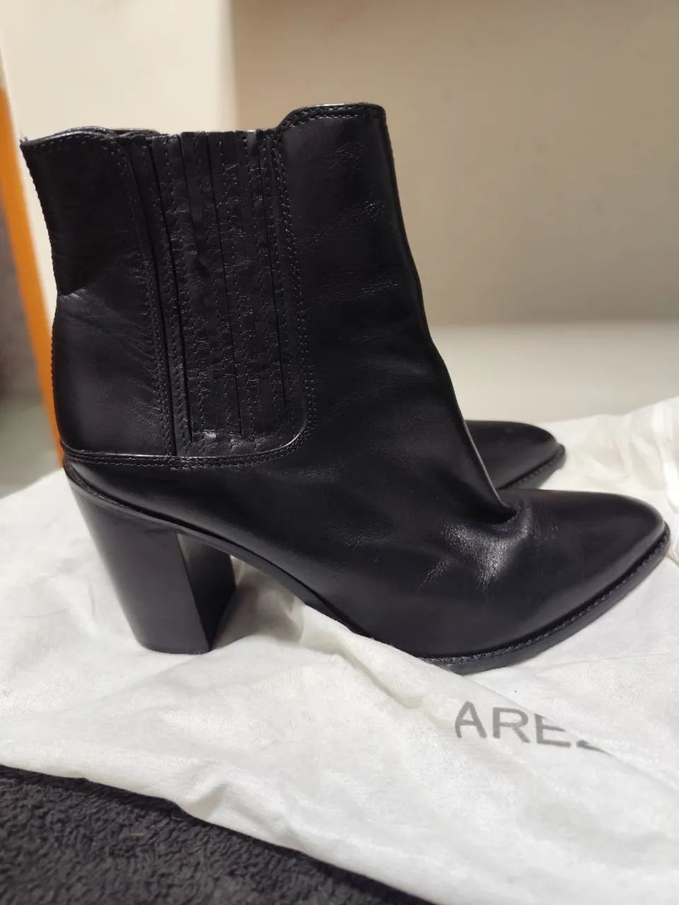 Bota preta de couro da marca Arezzo com bico fino e salto bloco. - Foto 3