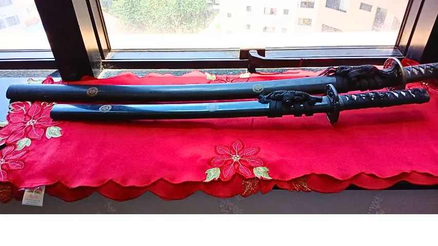 CONJUNTO DE RÉPLICAS DECORATIVAS DE ESPADAS SAMURAI JAPONESAS - KATAKANA e WAKISASHI