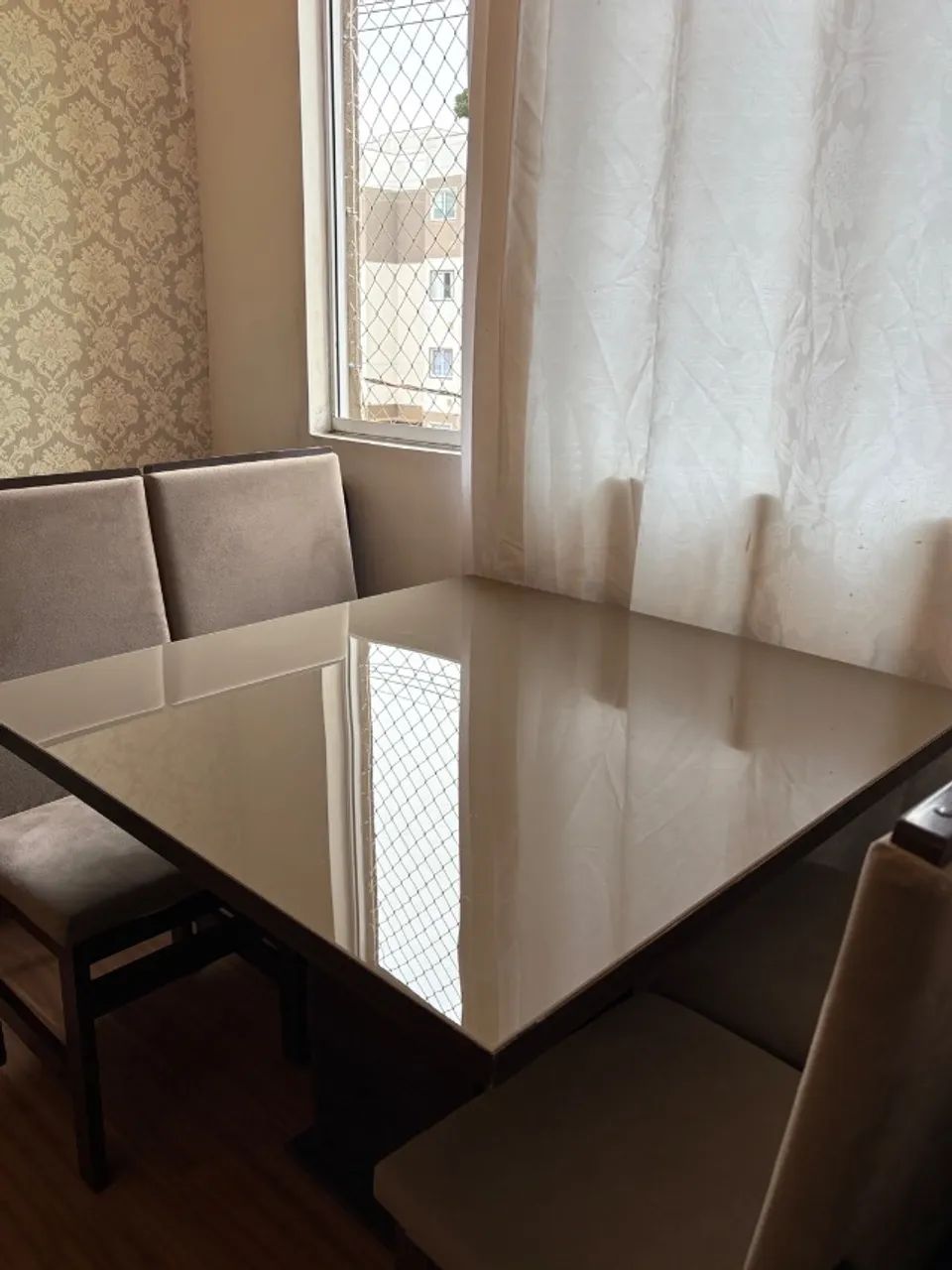Mesa com tampo de vidro com 4 cadeiras  - Foto 4