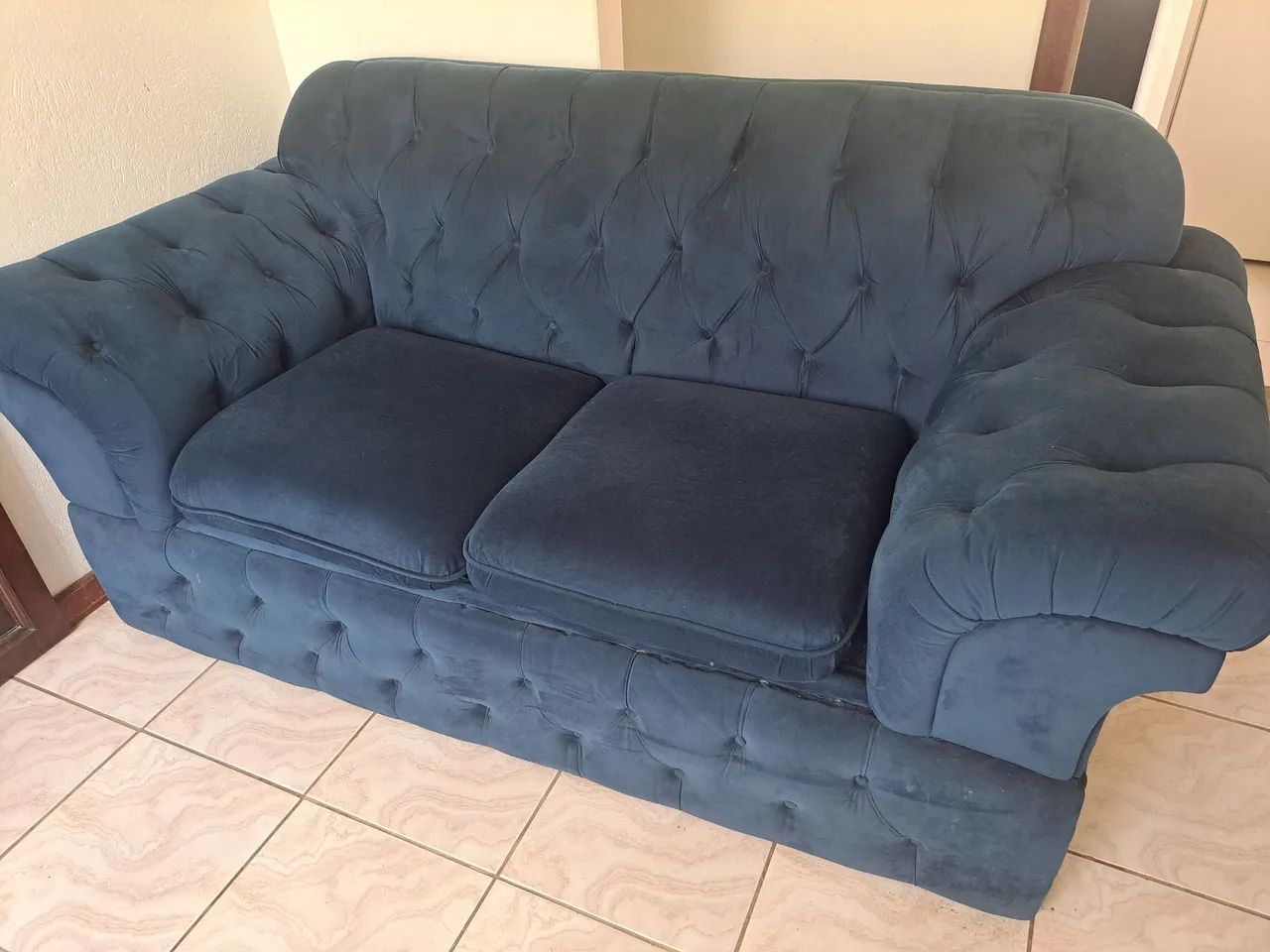 Sofá Chesterfield capitonê.<br>Azul - Foto 5
