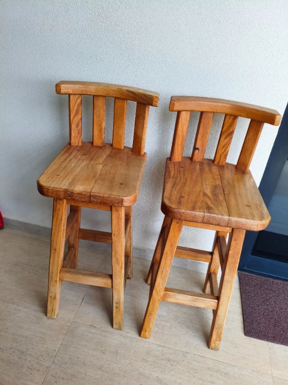 Par de Banquetas de Madeira Maciça - Rústicas e Resistentes