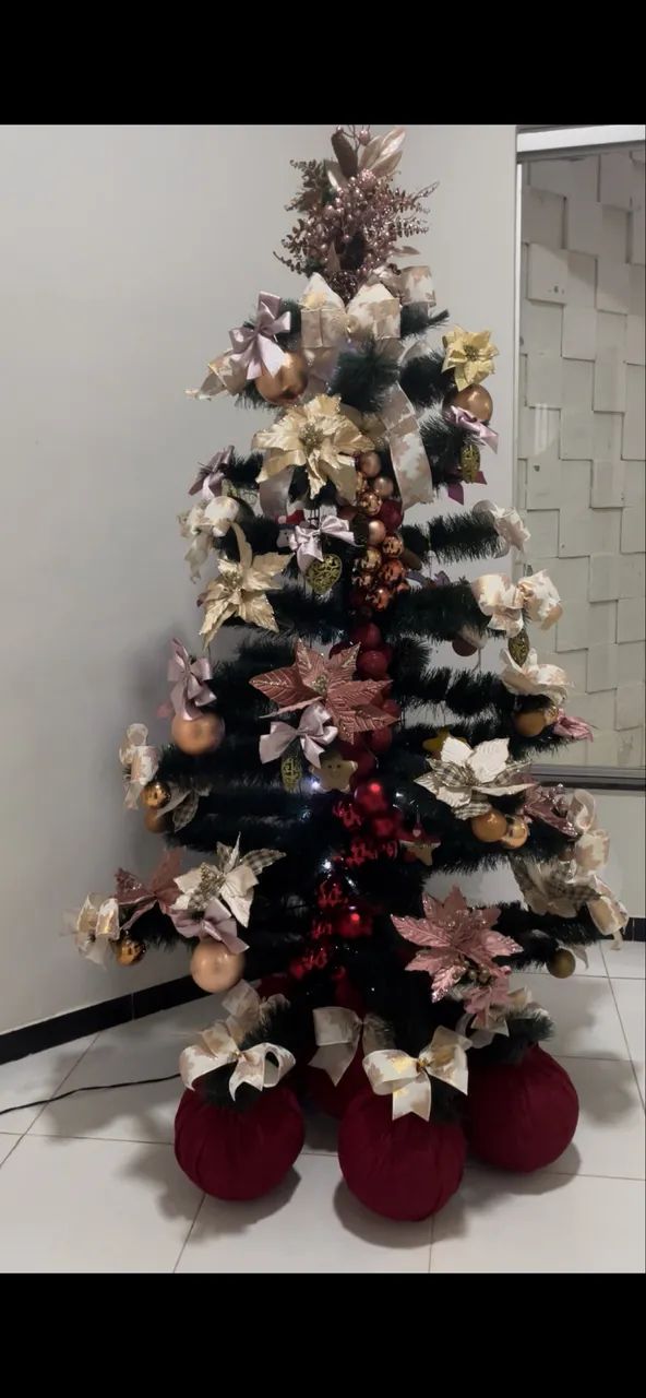 Árvore de Natal com todos os acessórios 