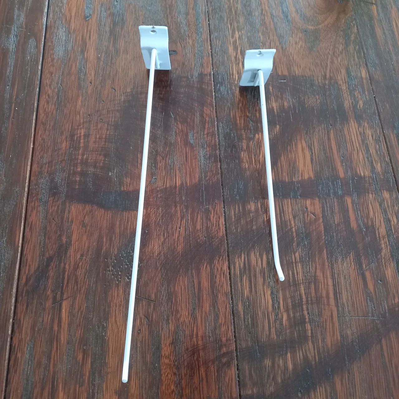 85 ganchos (44 de 30 cm e 41 de 20 cm)