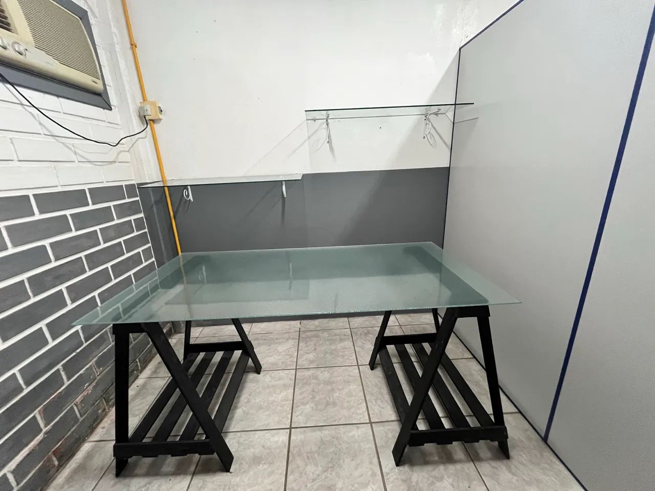 Mesa Escritório com Pratileiras