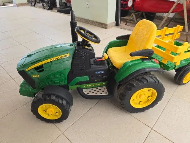 Trator elétrico infantil Peg Perego Jhon Deere