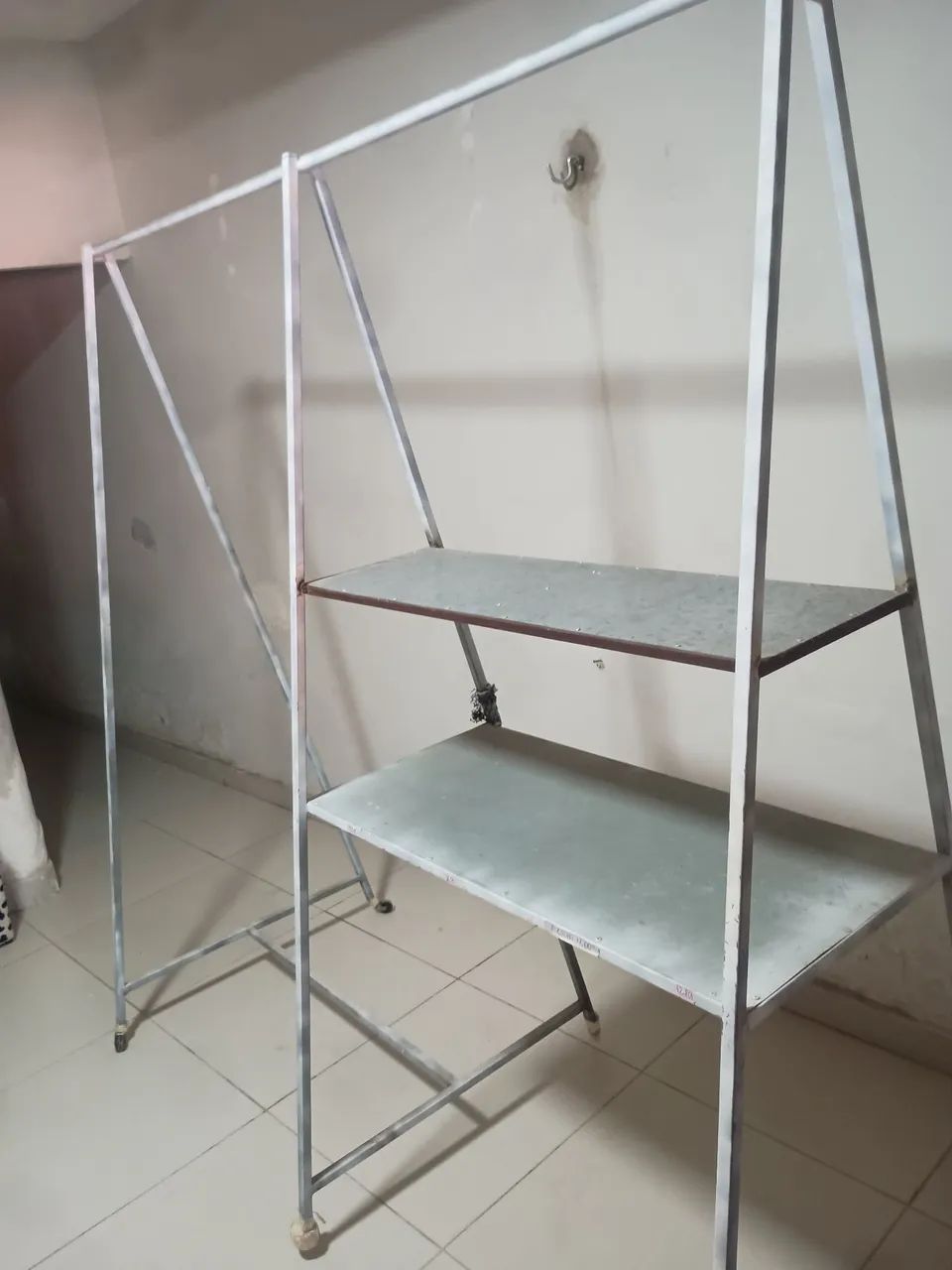 pratileira de ferro com rodas - Foto 4
