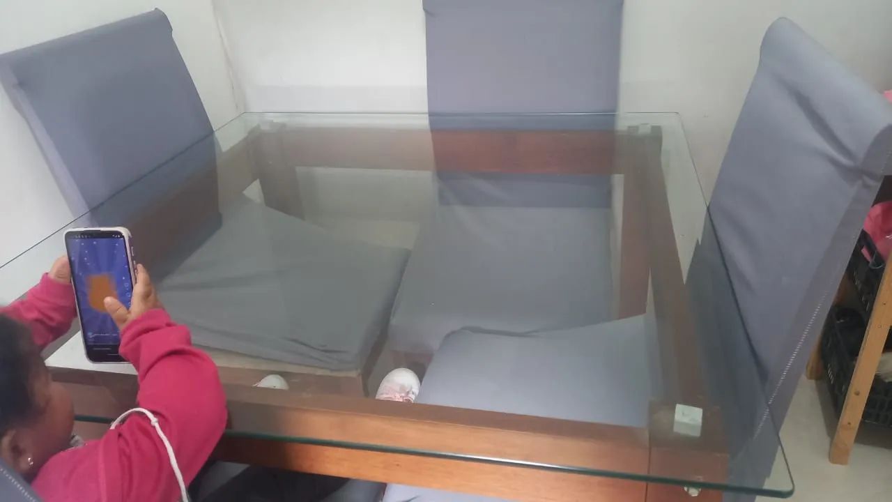 Mesa quadrada com tampo de vidro e 4 cadeiras - Foto 4