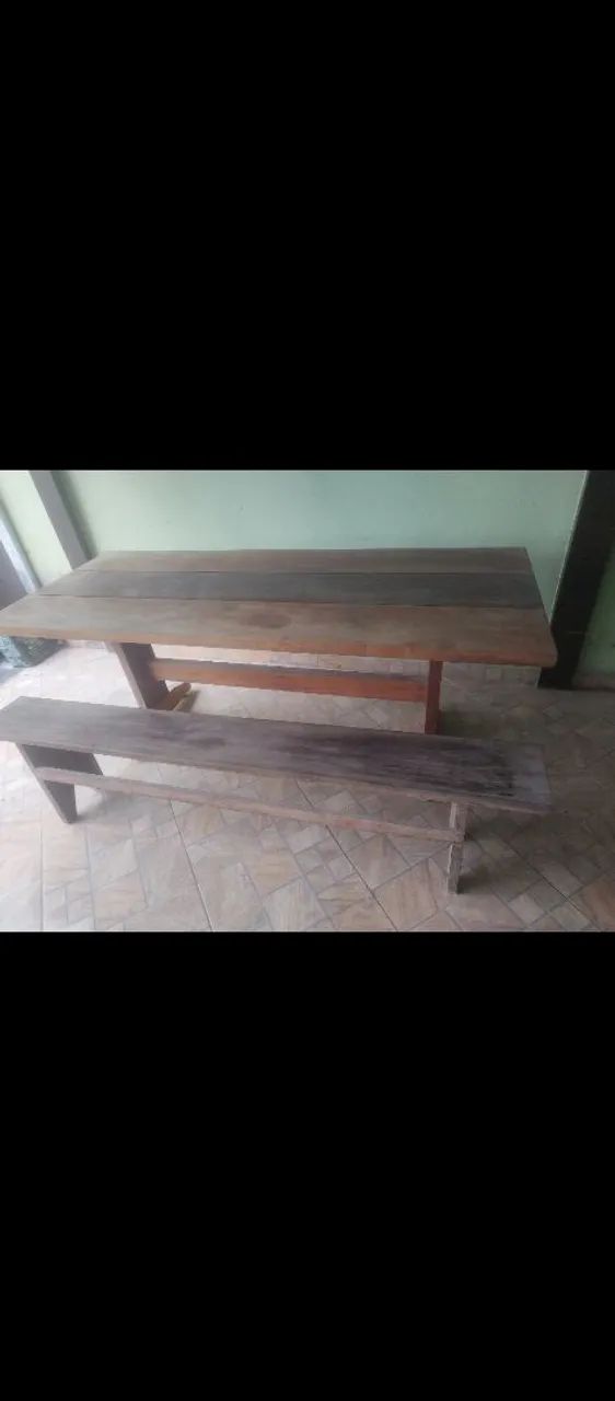 Mesa de madeira grande com dois bancos  - Foto 3