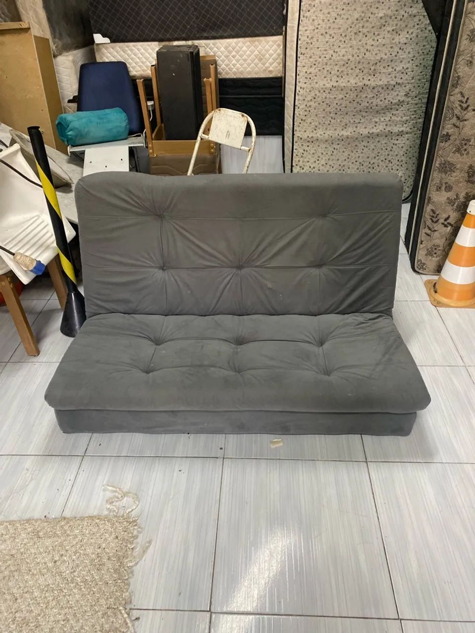 Sofá-Cama 2 Lugares Cinza Estofado - Confortável e Conservado - Foto 4