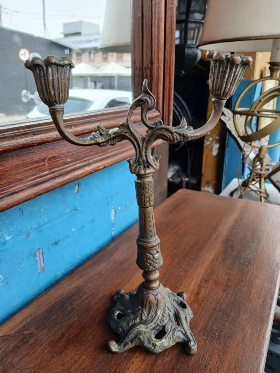 Candelabro Antigo 2 Braços Bronze Maciço - Foto 2