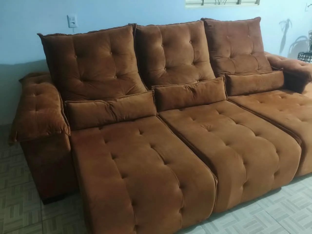 Sofá retrátil e inclinável de três lugares 