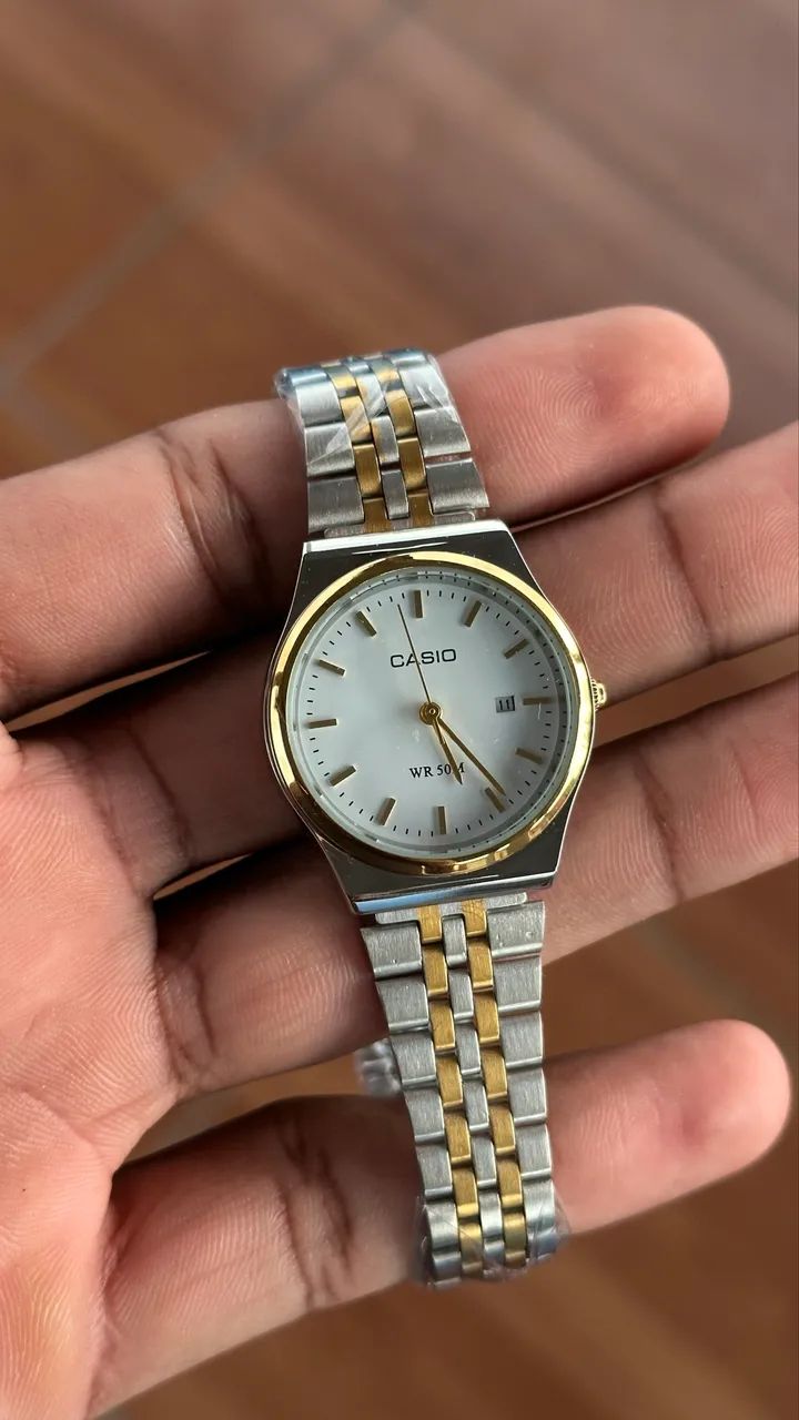 Relógio Casio Dourado e Prata - Novo