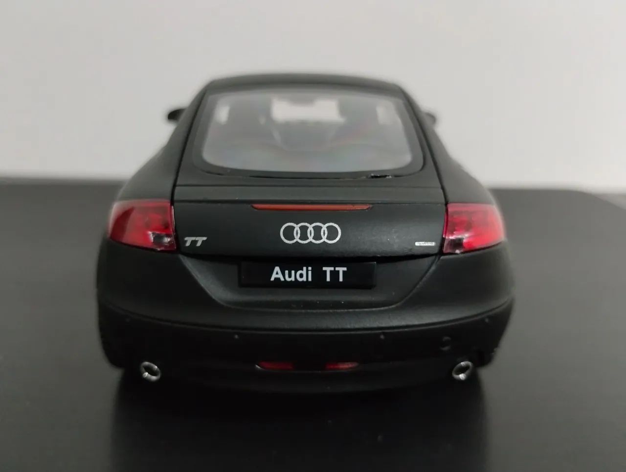 Miniatura Audi tt welly 1/24 preto fosco raridade - Hobbies e