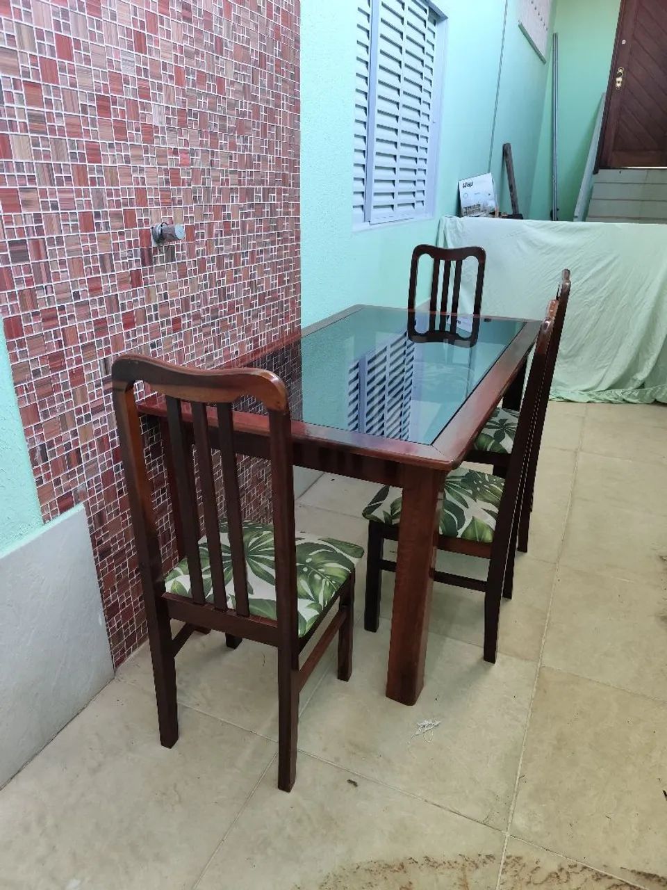 Mesa de jantar de seis lugares, com tampo de vidro + 4 cadeiras  - Foto 2