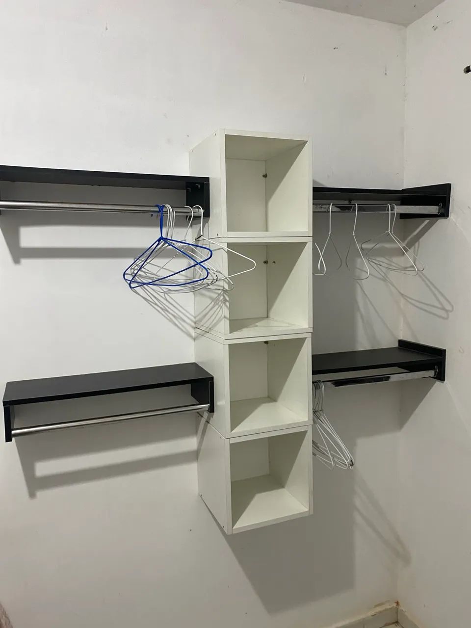 ARMÁRIO SUSPENSO(QUARTO)