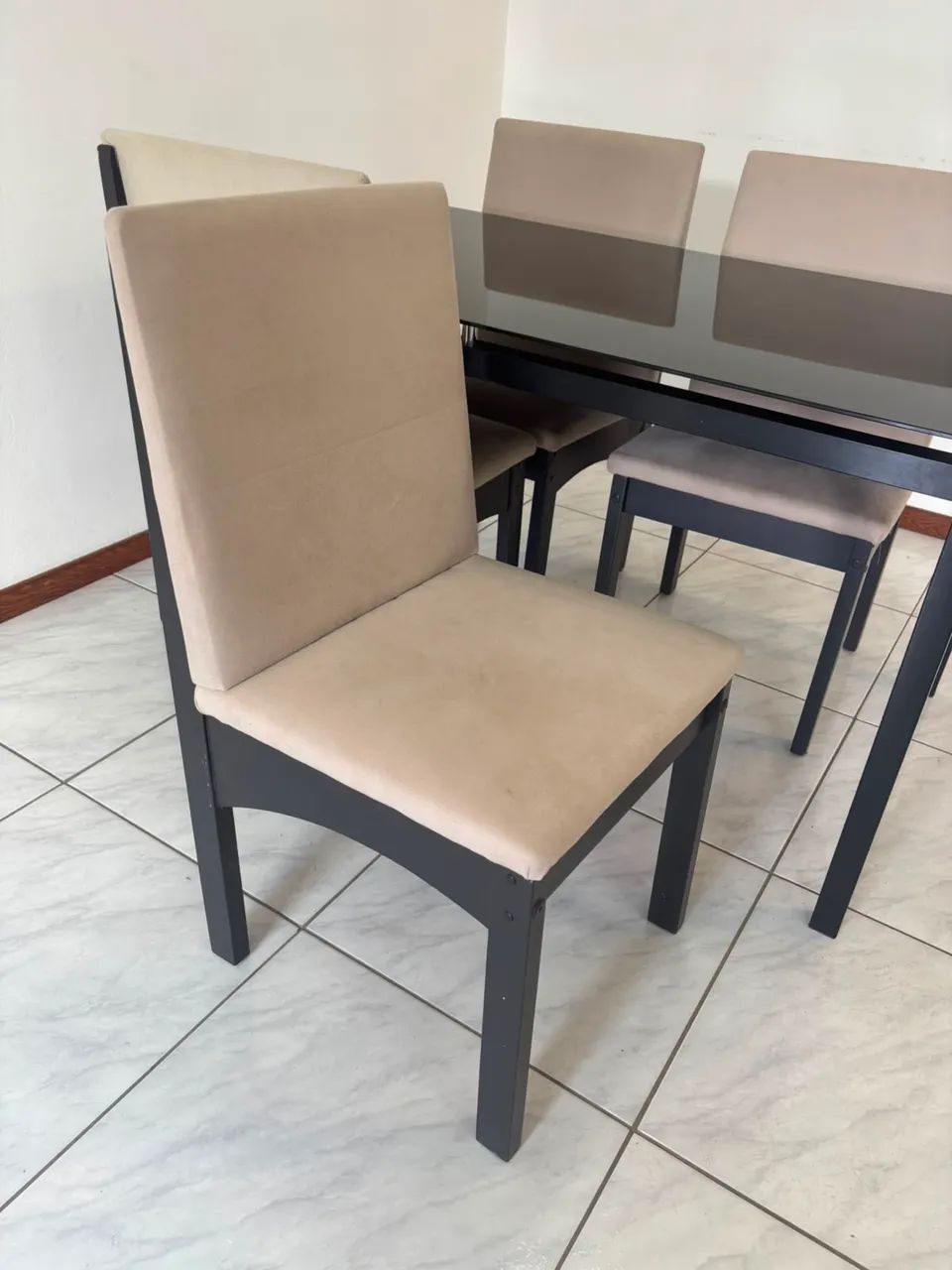 Mesa de vidro  com 4 cadeiras grandes e resistentes - Foto 2