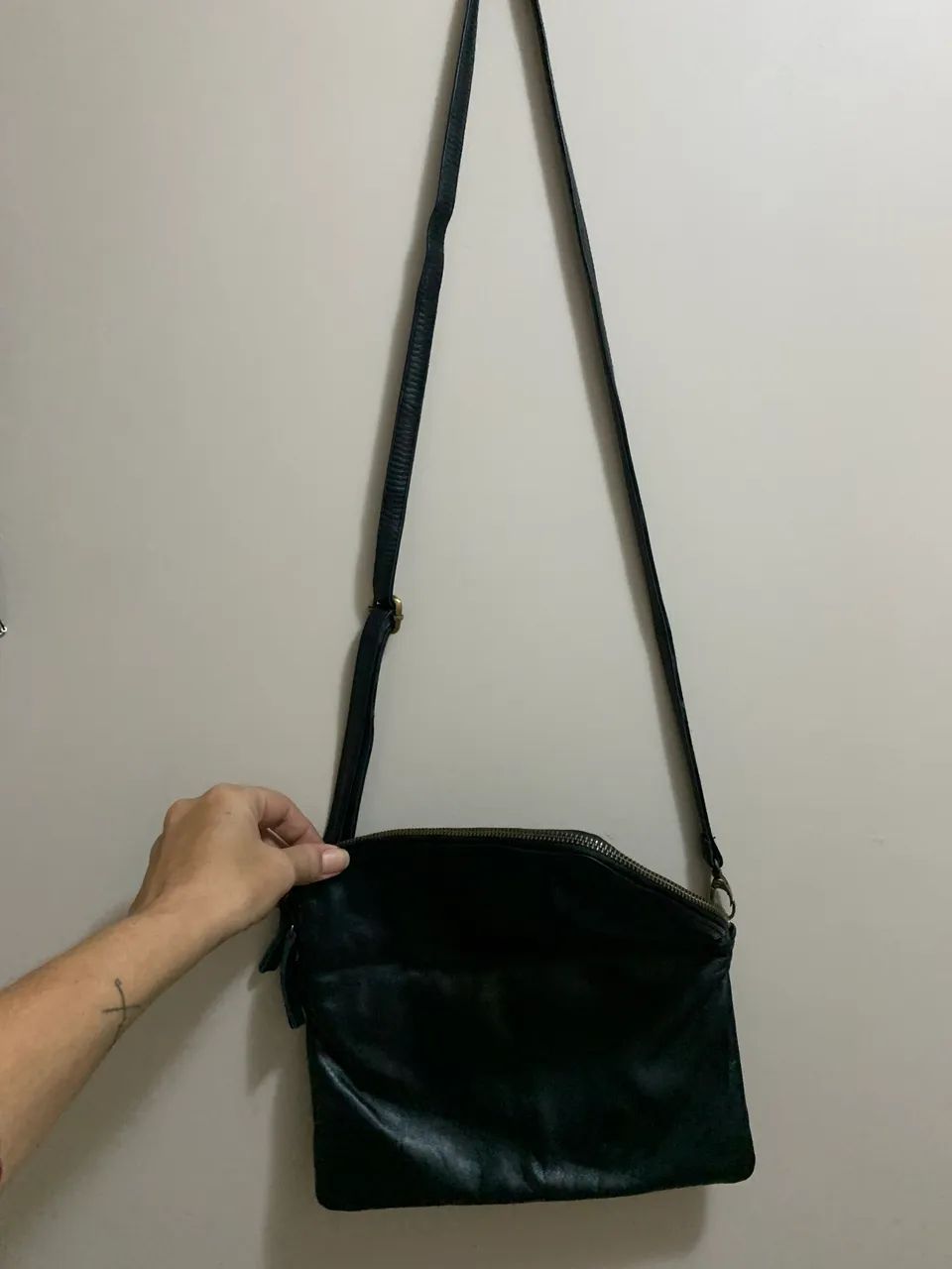 bolsa tiracolo hobo couro legítimo. Aba assimetrica. Com zípper - Foto 4