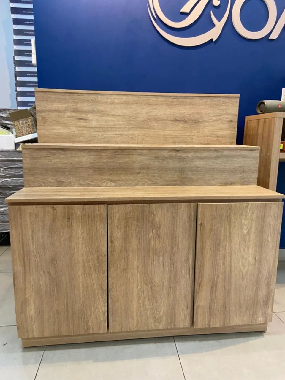 Balcão em MDF com armários, ideal para comércios