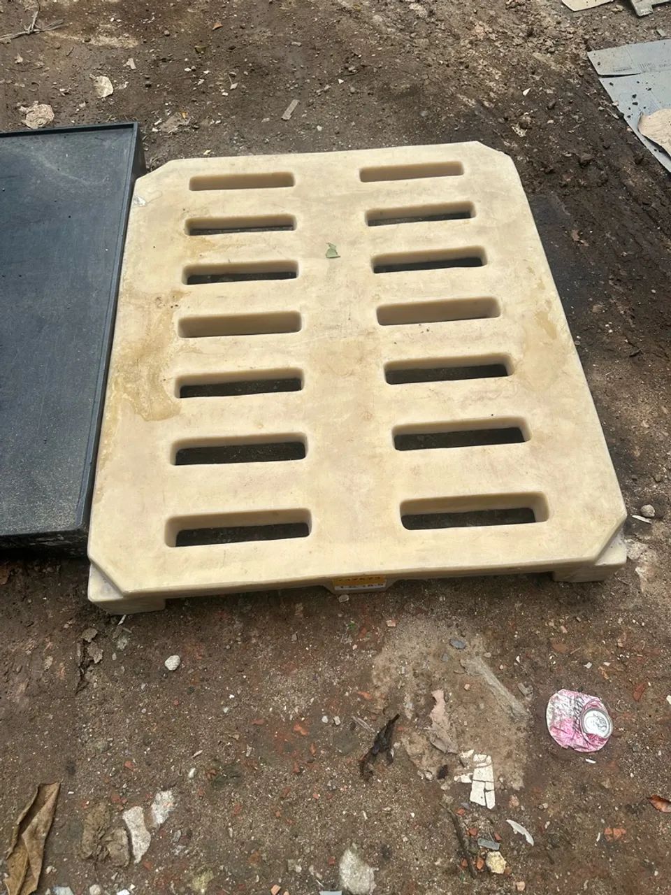 Pallet de plástico reforçado.