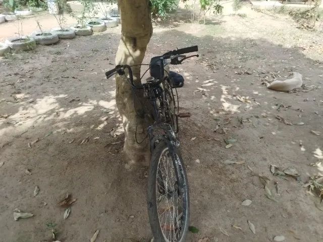 Uma bicicleta motorizada  - Foto 2