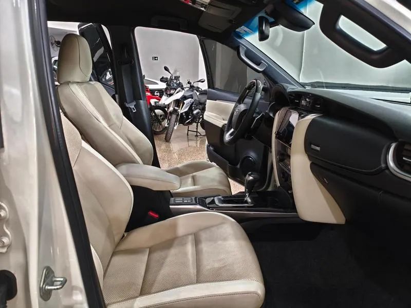 Toyota Hilux SW4 SRX Diamo. 4X4 2.8 TB DIE AUT 2022 - Foto 12