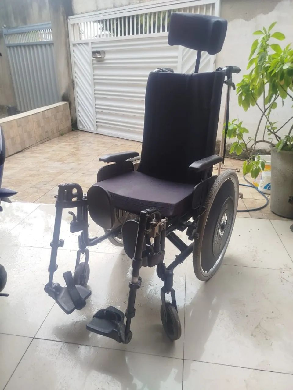 Cadeira de rodas completa - apoio para cabeça e pés.